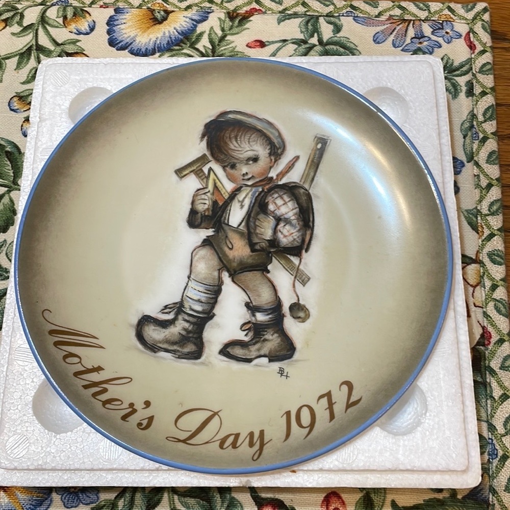 Hummel Collectors Series 1972‎ Mother's Day Plate Schmid Brothers vintage